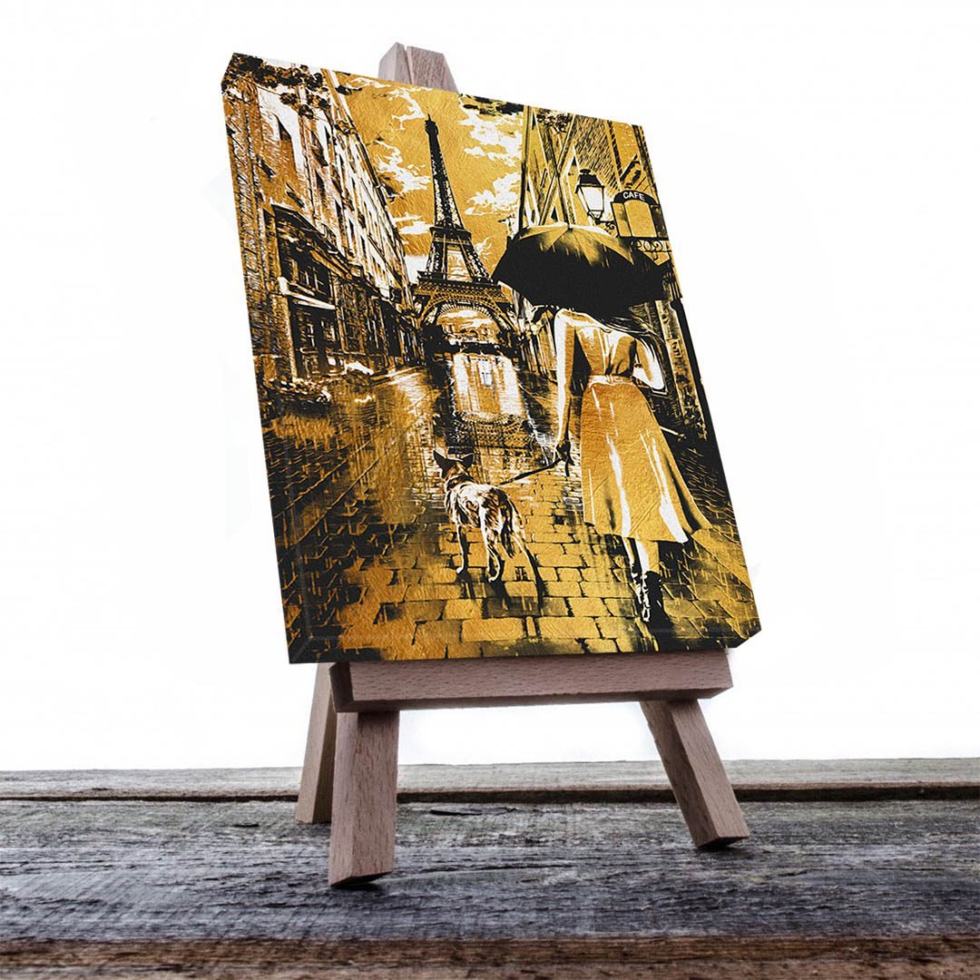 Cuadro Decorativo Mujer frente a la Torre Eiffel en Dorado