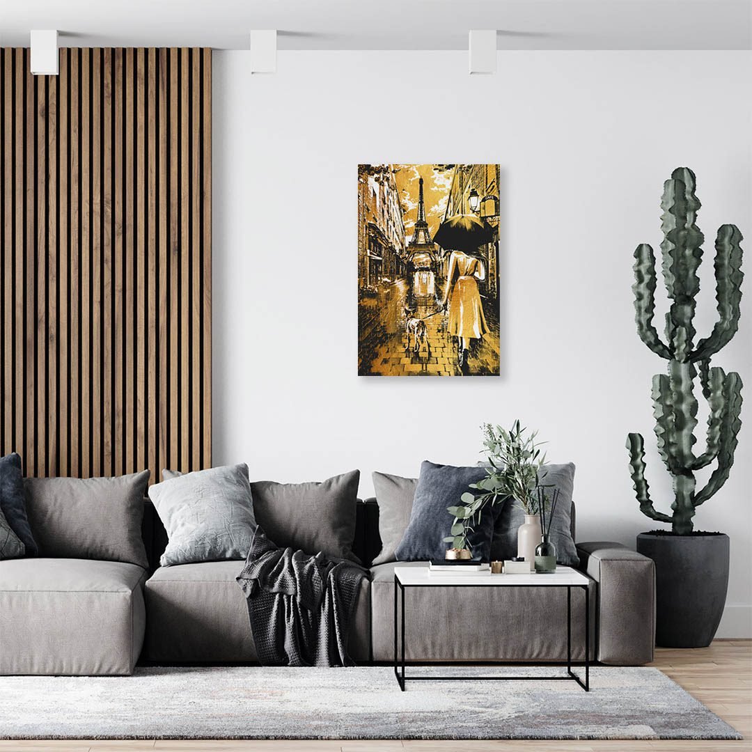 Cuadro Decorativo Mujer frente a la Torre Eiffel en Dorado - Imagen 3